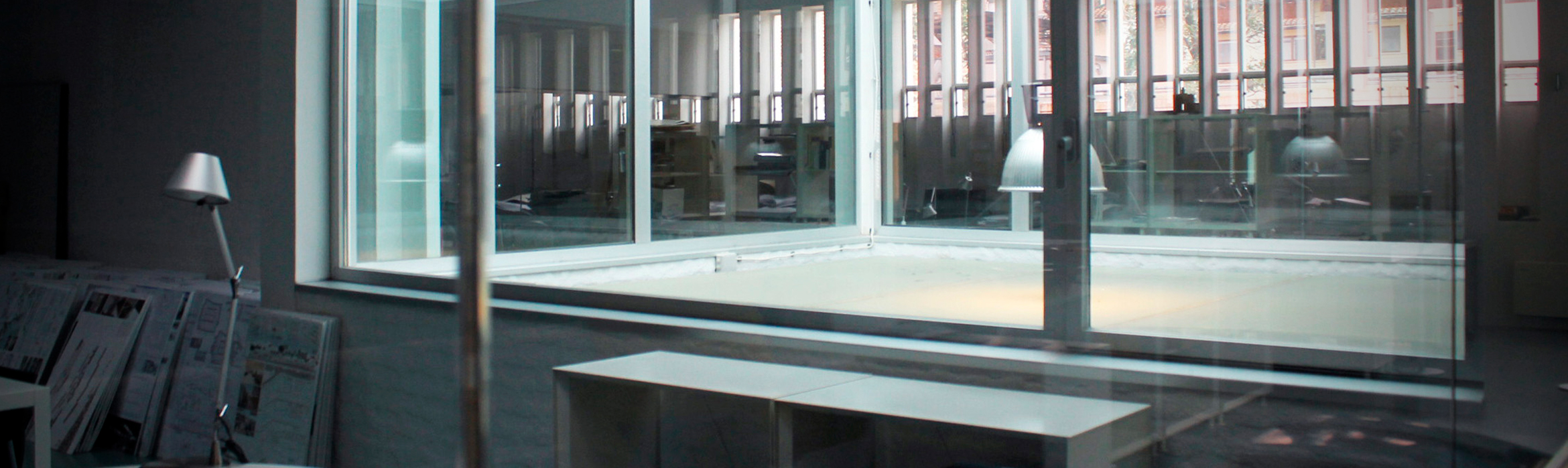 Imagen en la que se se puede observar una sala de laboratorio con varias ventanas