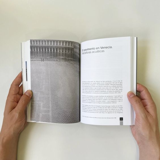fotografía manos sujetando libro