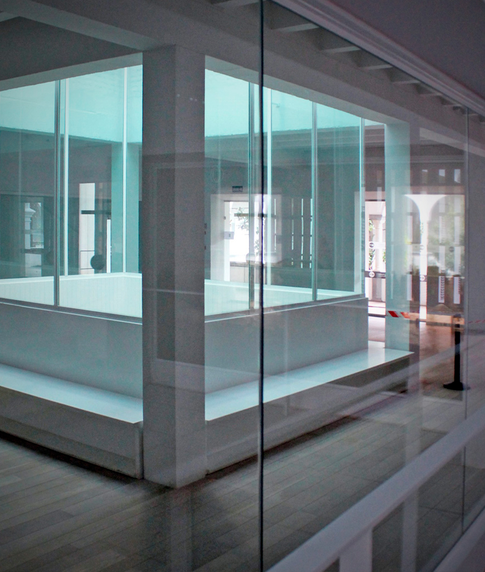 Imagen en la que se muestra una sala con varios asientos rodeados de cristaleras