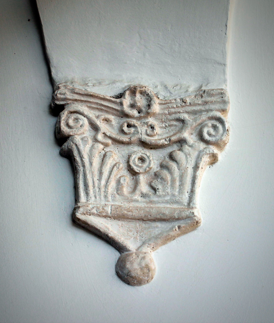 Detall de un elemento arquitectónico decorativo situado sobre una pared