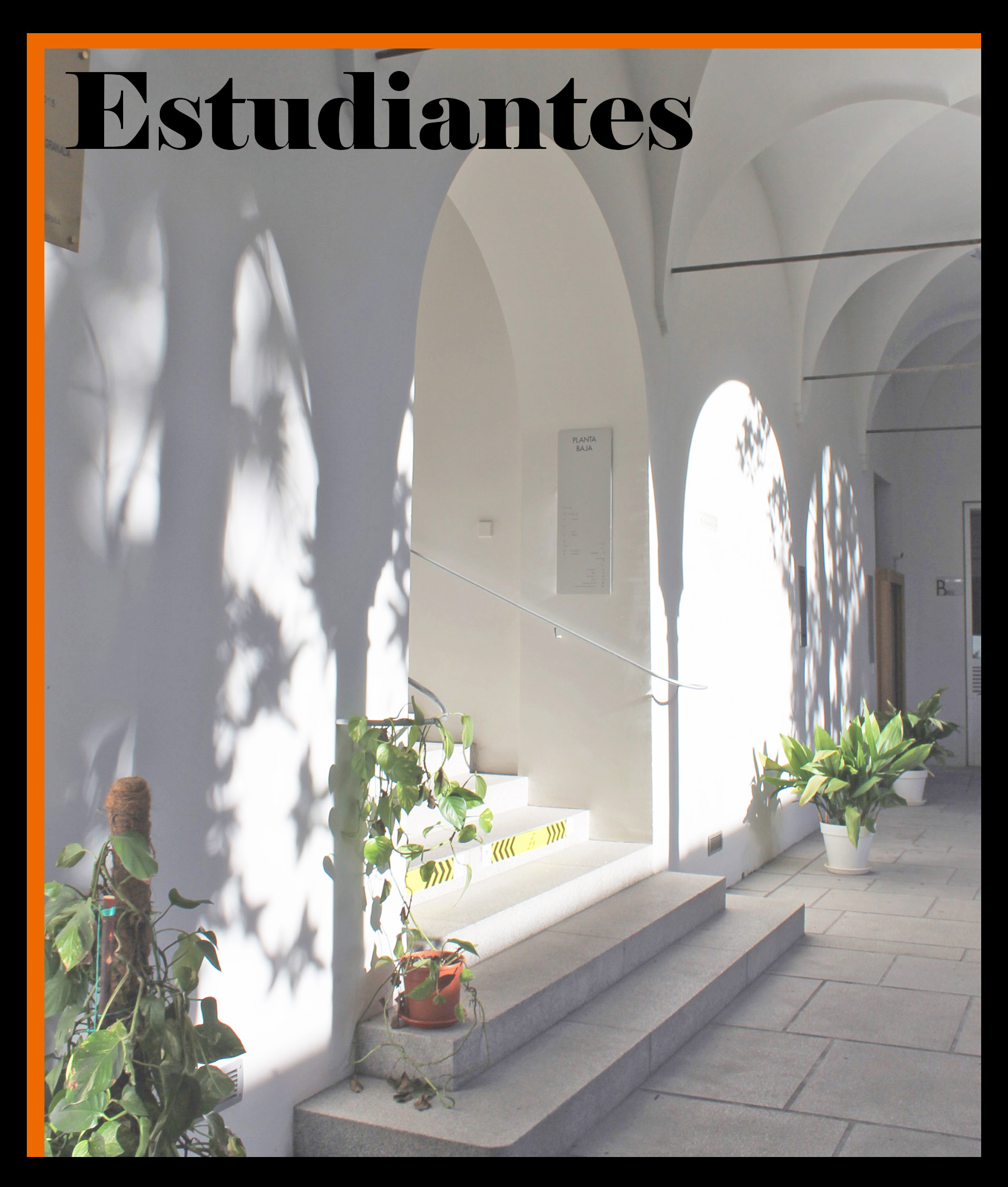 Imagen del patio de la E:T.S de Arquitectura de Granada con la leyenda Estudiantes