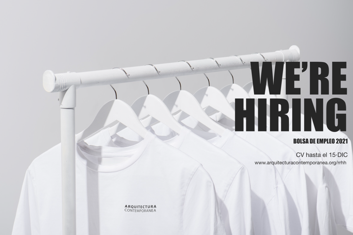 Percha con camisetas blancas colgadas, como portada del cartel para anunciar la bolsa de empleo de arquitectura contemporánea