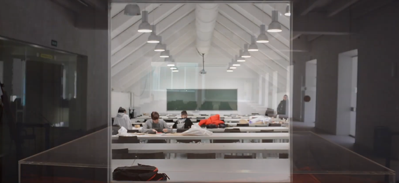 Fotografía estudiantes en un aula de la Escuela de Arquitectura UGR