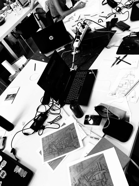 fotografía blanco y negro mesa trabajo ordenadores