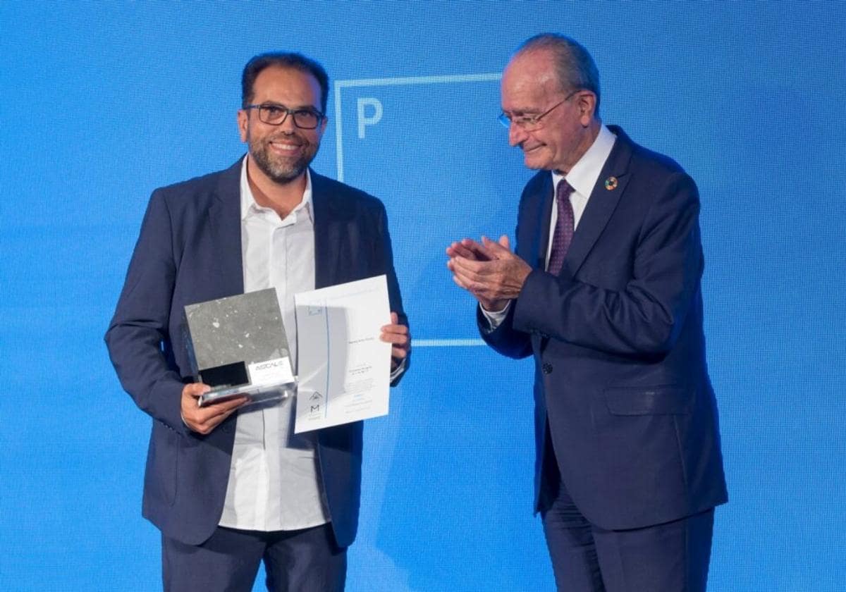 Alejandro Muñoz Miranda recibe un premio anterior (Premio Málaga de Arquitectura) de manos del alcalde de Málaga (septiembre del 2021) 