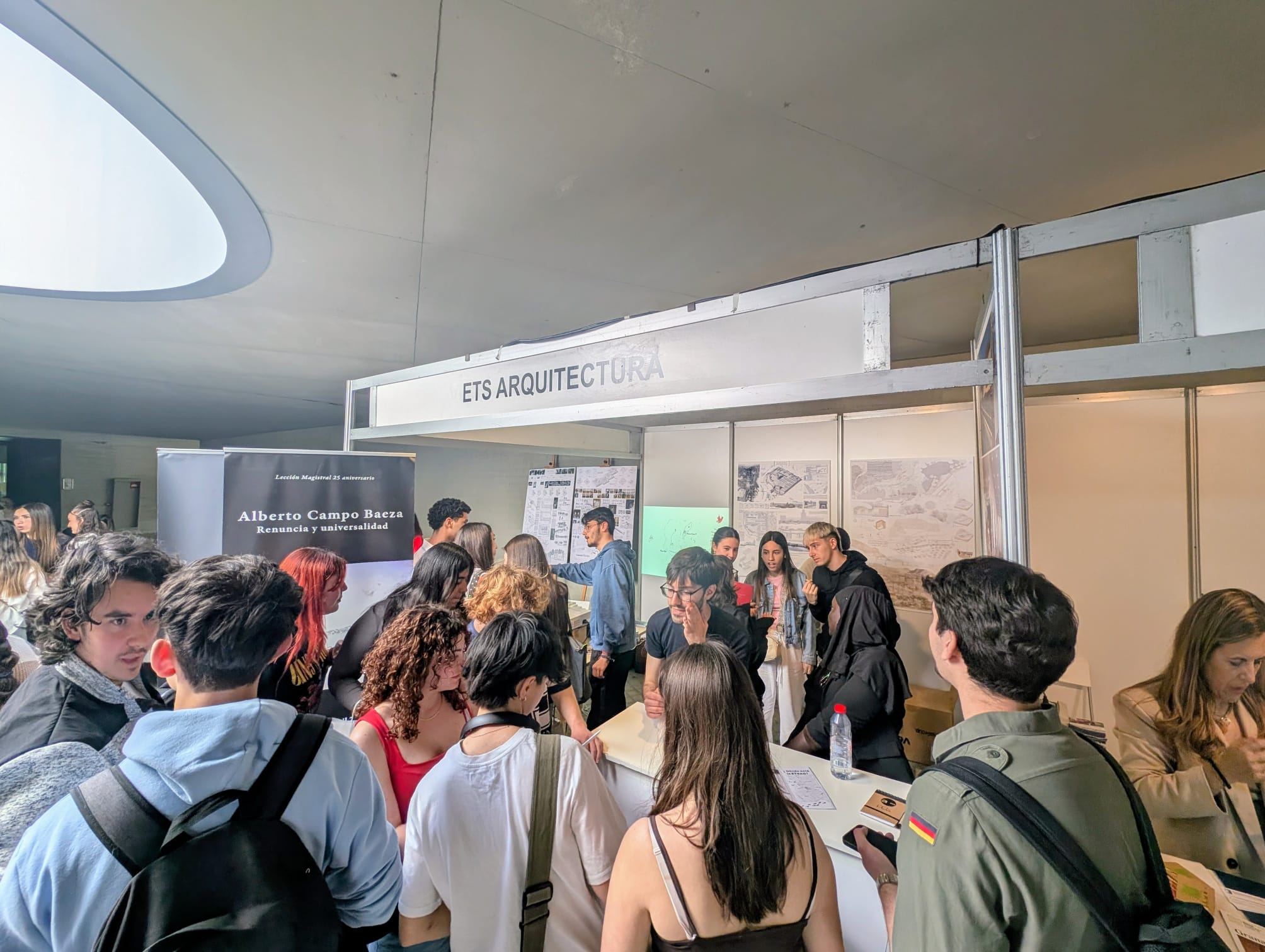 3.Imágenes del stand de arquitectura en el salón estudiantil