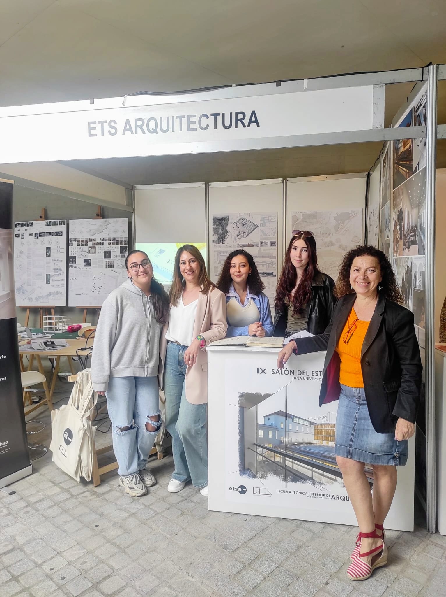 4.Imágenes del stand de arquitectura en el salón estudiantil